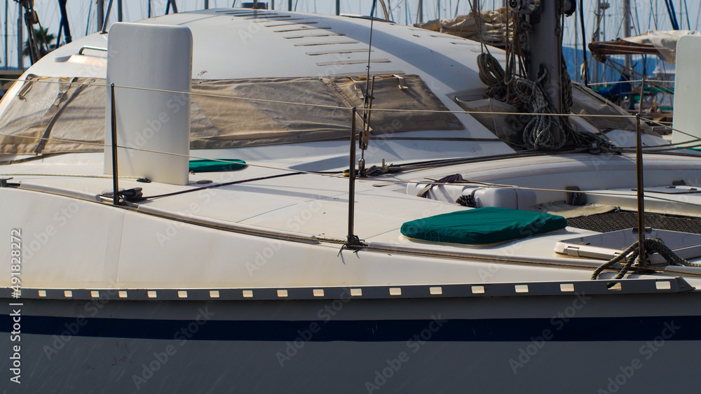 Fototapeta premium Rangée de bateaux, à Port-Leucate, sous une journée très ensoleillée