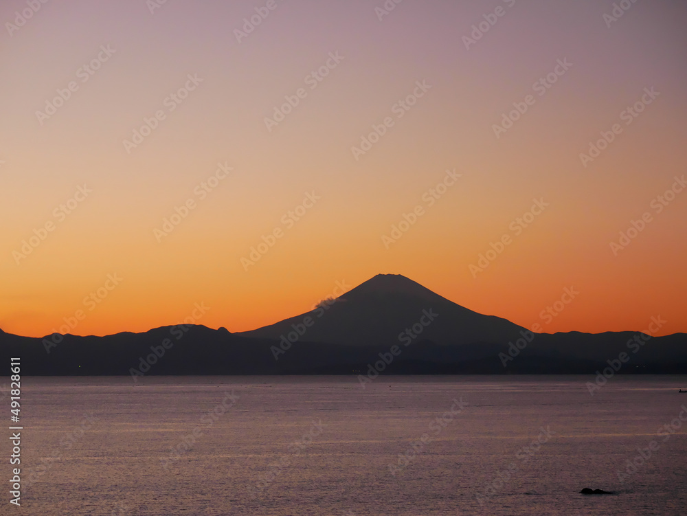 日本、冬、三浦半島から見る夕暮れの富士山