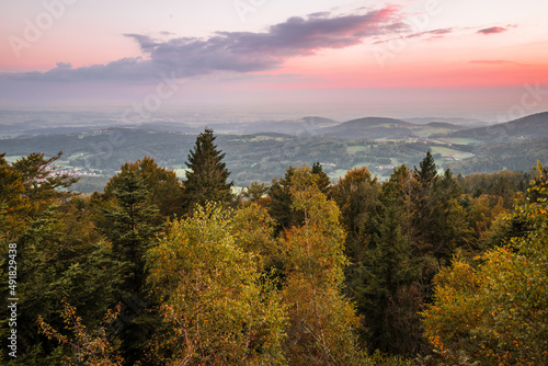 Panorama Landschaft und Sonnenuntergang mit Ausblick Blick zu den Bergen der deutschen Alpen mit Nebelmeer auf dem Geisslinger Stein beim Ruselabsatz nähe Koenigsstein im bayerischen Wald, Deutschland
