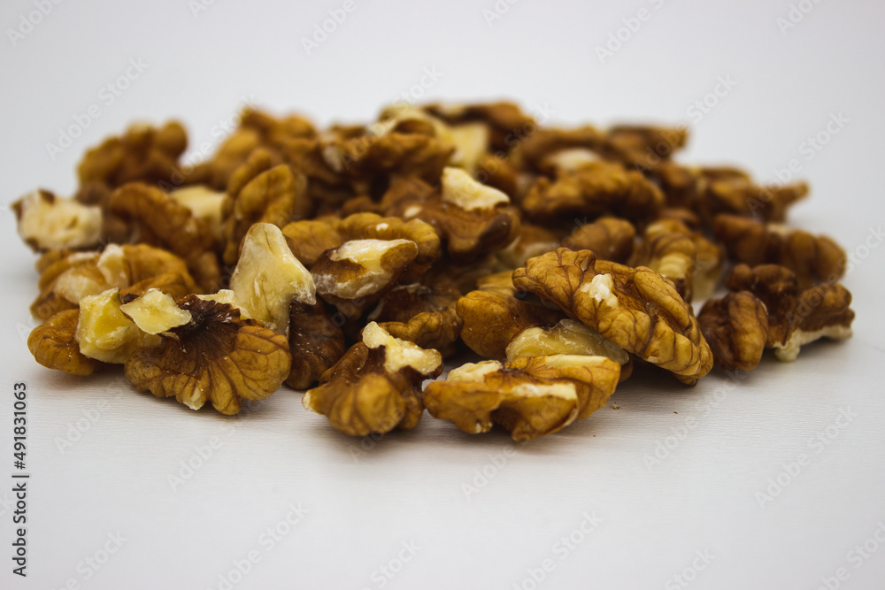 Obraz premium Peeled walnuts on white background