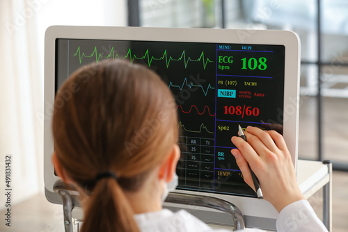 Doctor near modern heart ra...