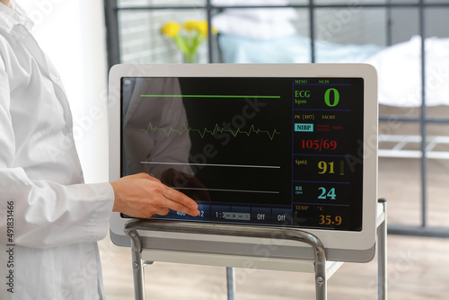 Doctor near modern heart ra...