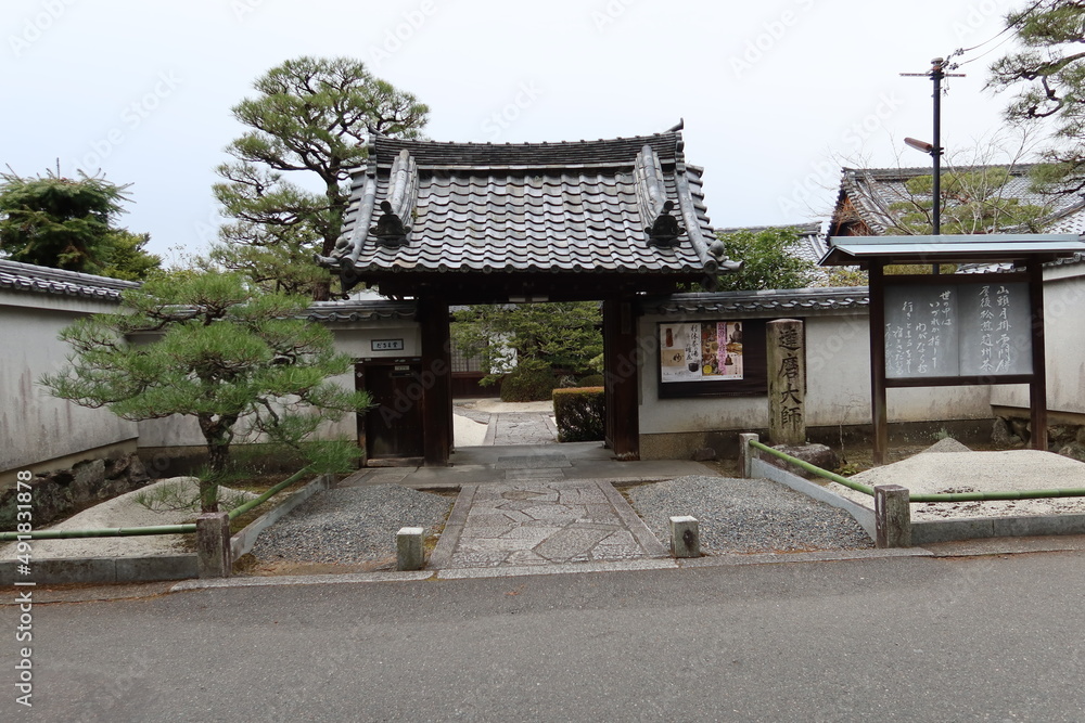 The entrance to Daruma-do Subordinate Temple in the precincts of Nanzen-ji Temple in Kyoto City in Japan 日本の京都市の南禅寺境内にある末寺だるま堂入り口 The entrance to Daruma-do Subordinate Temple in the precincts of Nanzen-ji Temple in Kyoto City in Japan 日本の京都市の南禅寺境内にある末寺だるま堂入り口