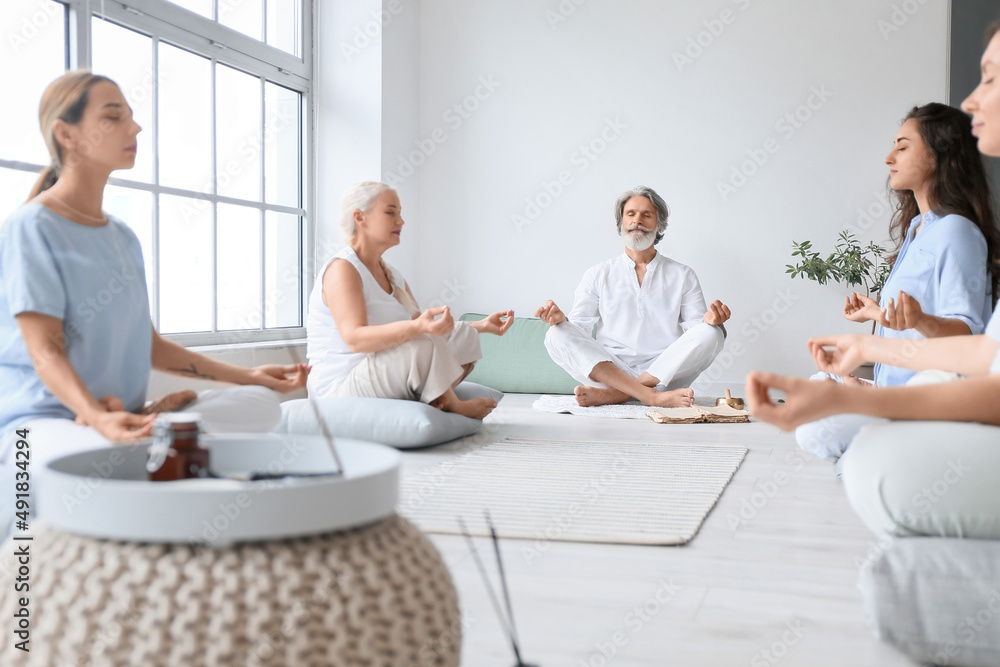Group of people practicing yoga with guru - obrazy, fototapety, plakaty 
