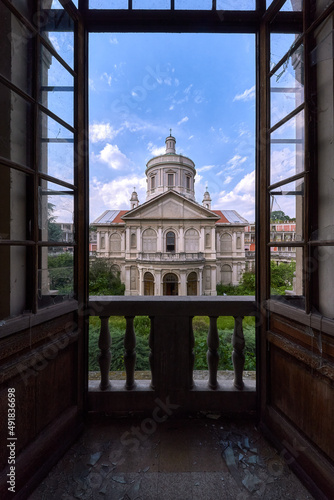 Chiesa di un ospedale abbandonata vista da una finestra