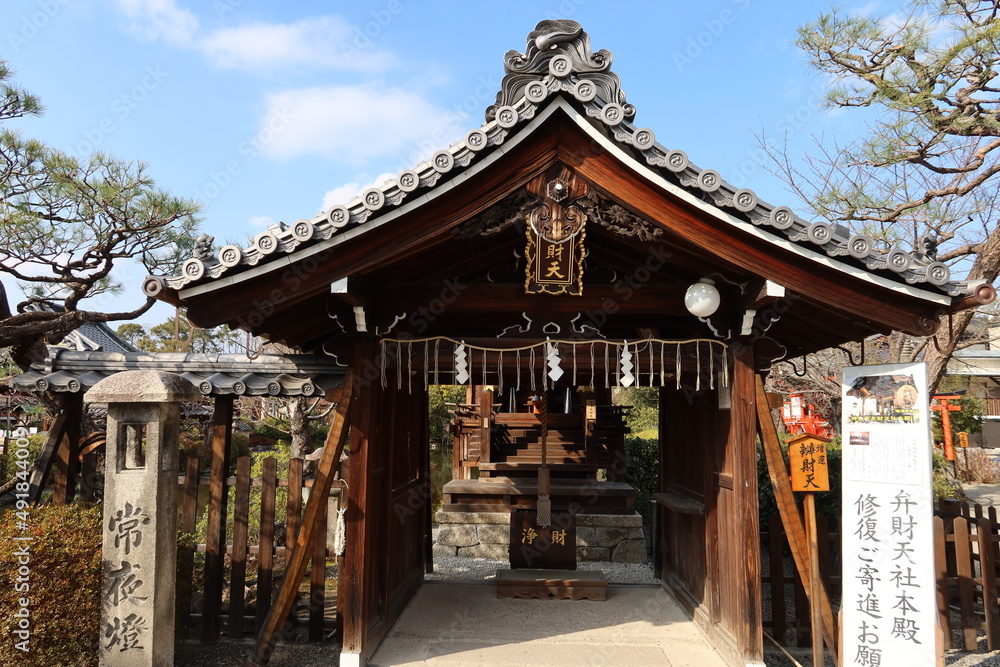 Benten-do Shrine in Shinsen-en Japanese Garden In Kyoto City in Japan 日本の京都市にある日本庭園の神泉苑にある弁天堂 Benten-do Shrine in Shinsen-en Japanese Garden In Kyoto City in Japan 日本の京都市にある日本庭園の神泉苑にある弁天堂