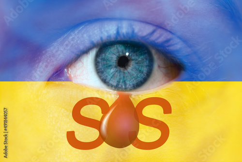 Concept contre la guerre en Ukraine, œil qui pleure une larme de sang et appelant au secours, drapeau ukrainien en fond