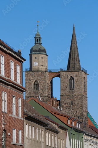 Fototapeta Naklejka Na Ścianę i Meble -  Türme der Kirche Sankt Nikolai in Jüterbog von der Großen Straße aus gesehen