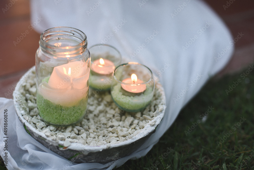 Centro de mesa bello, con velas encendidas Centro de mesa bello, con velas encendidas