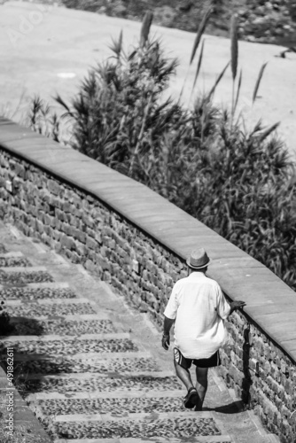 Człowiek idący po schodach