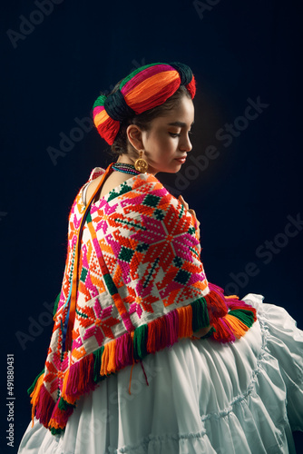 Фотография Mexican teenager dressed in Huasteca Potosina costume from the state of San Luis