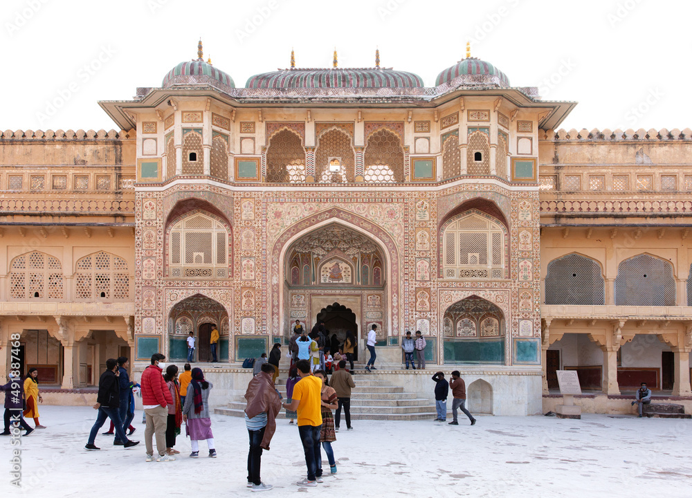 Obraz premium JAIPUR, INDIA - JANUARY 12: Tourist visits the first courtyard of Amer fort of Jaipur on 12 January, 2022.