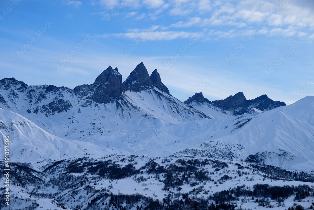 Fototapeta premium Montagnes enneigées