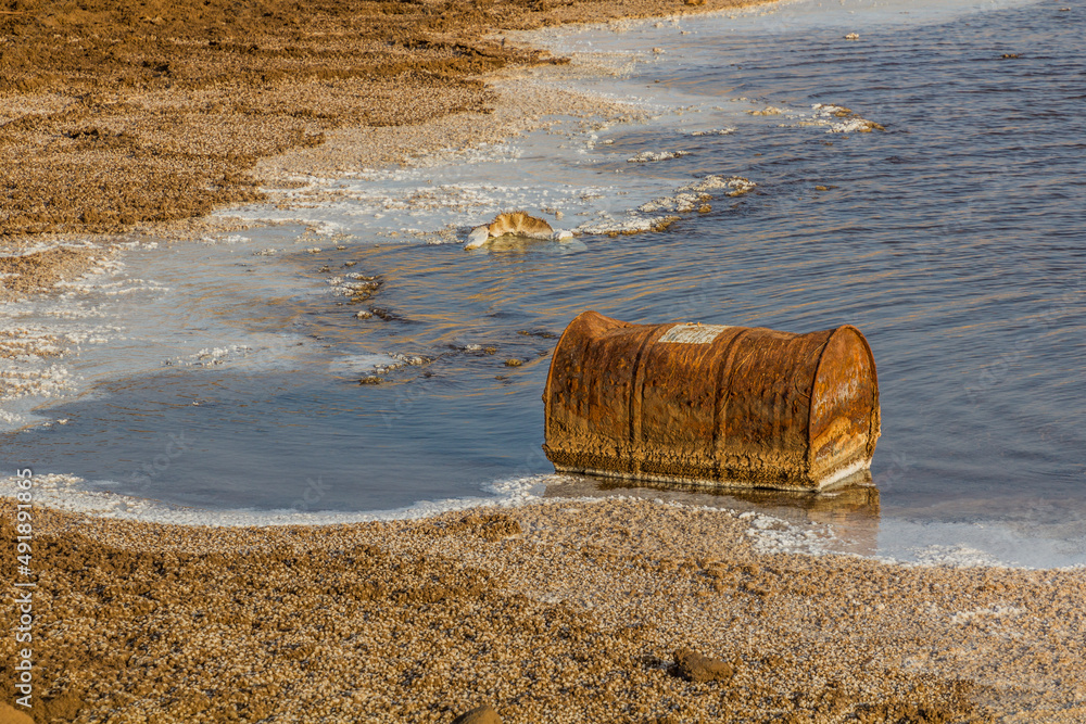 Fototapeta premium Old rusty barrel in saline lake Assal in Djibouti
