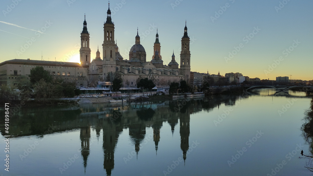Fototapeta premium Basilica del Pilar in the evening at sunset. Zaragoza, Spain