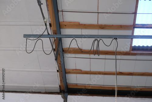 FU 2020-11-18 Metallbau 387 An der Decke ist ein Holzgerüst mit Kabeln