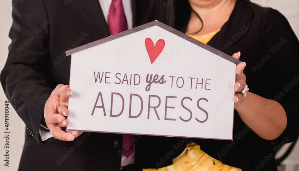 Φωτογραφία person holding a sold sign in the shape of a house real-estate agent