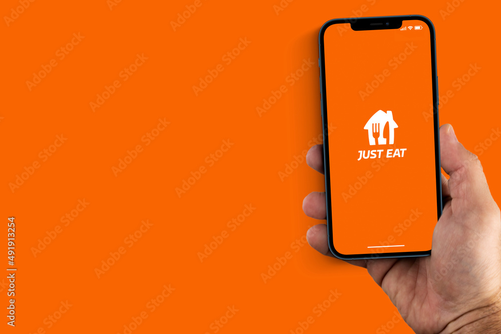 Foto Stock Male hand holding a smartphone with Just Eat delivery app on the  screen. Orange background. Rio de Janeiro, RJ, Brazil. March 2022 | Adobe  Stock