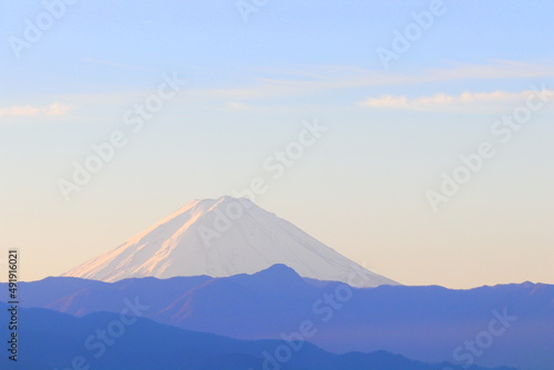 世界遺産 日本の富士山が 朝日が雪に反射して ピンク色の山と雲と空がとても綺麗で