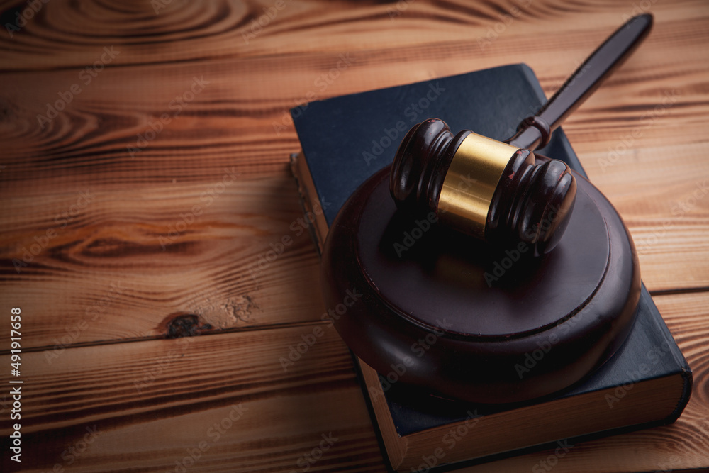 Obraz premium judge gavel with book on wooden background