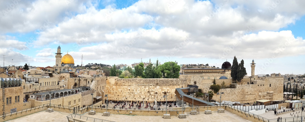 Obraz premium The Old City in Jerusalem with view of the Western Wall and the Mosque of Omar Al Aqsa Dome of the Rock