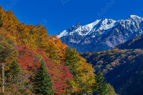 槍ヶ岳と奥飛騨の紅葉