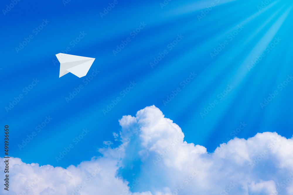 青空に紙飛行機 青空に紙飛行機