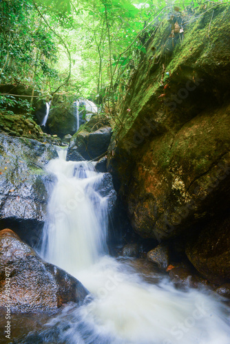 น้ำตกท่ามกลางป่าลึกดูใหลเย็นสวยงามดูน่าสดชื่น