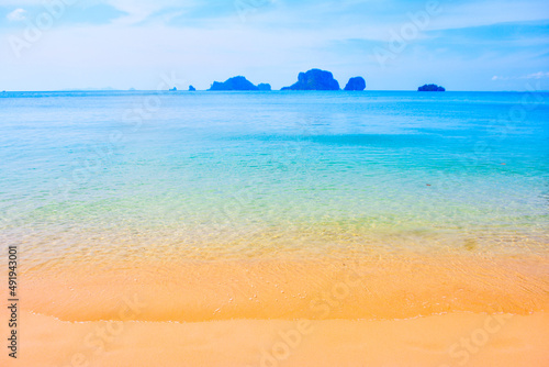 ท้องทะเลอันกว้างใหญ่ดูสวยงามในวันที่สดใส