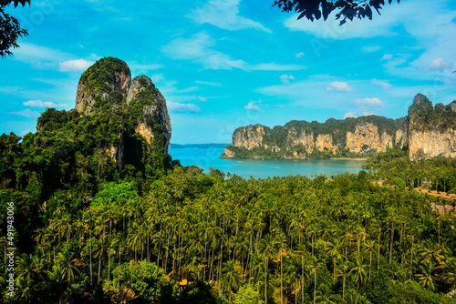 ท้องทะเลอันกว้างใหญ่ดูสวยงามในวันที่สดใส