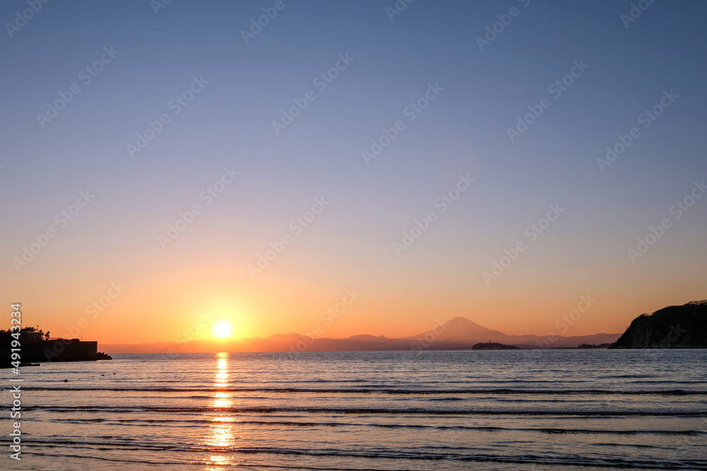 神奈川県逗子市の逗子海岸からの夕日