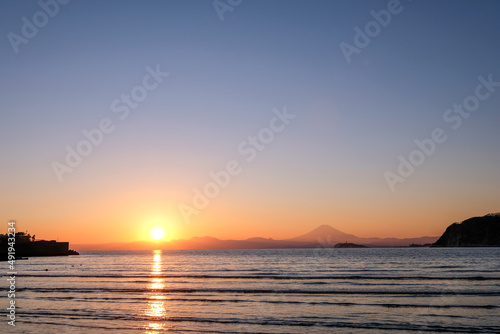 神奈川県逗子市の逗子海岸からの夕日 © Kazu8
