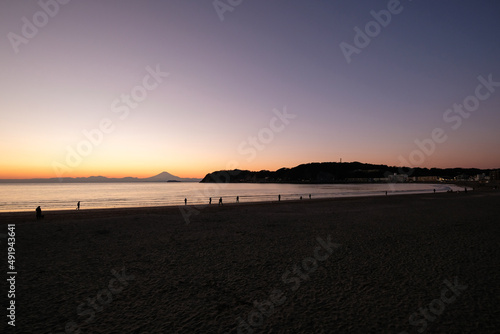 神奈川県逗子市の逗子海岸からの夕日 © Kazu8