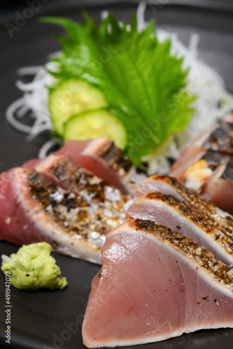 鰹の刺身を火で炙った高知県発の日本料理で
鰹のたたきです。