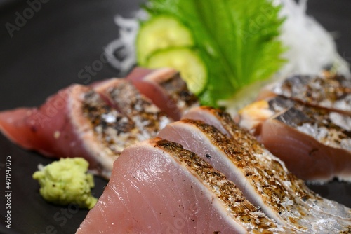鰹の刺身を火で炙った高知県発の日本料理で
鰹のたたきです。