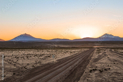 Deserto do altiplano boliviano, estradas de terra e montanhas andinas no horizonte