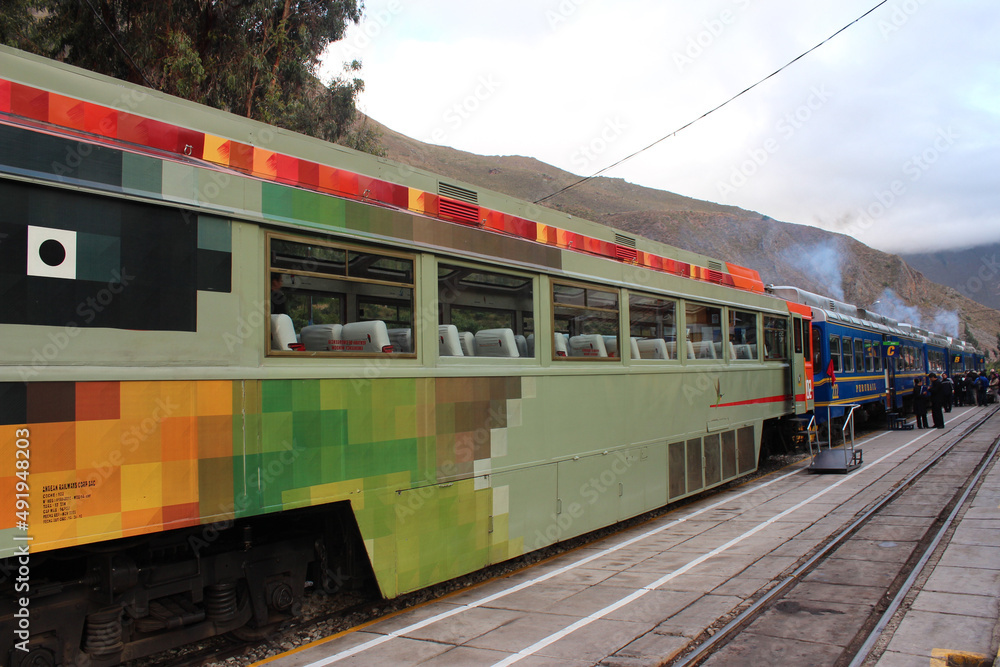 Trem parado na plataforma, aguardando embarque de passageiros com destino a Machu Picchu, Peru