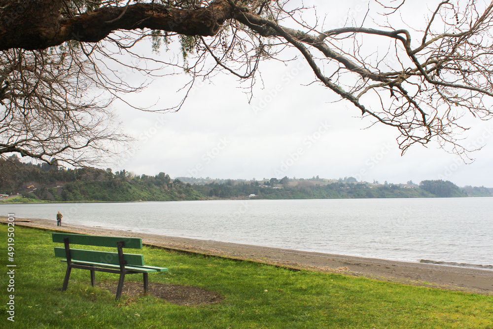 Frutillar, sul do Chile, lago com banco em sua margem para descanço Frutillar, sul do Chile, lago com banco em sua margem para descanço