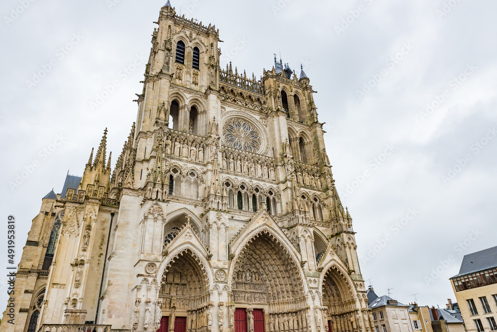 Fototapeta premium Cathedral Basilica of Our Lady of Amiens (French: Basilique Cathédrale Notre-Dame d'Amiens), or simply Amiens Cathedral, a Roman Catholic church, a UNESCO World Heritage Site.