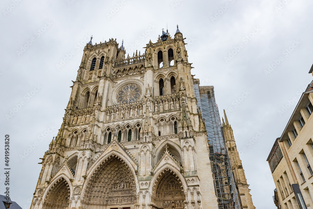 Fototapeta premium Cathedral Basilica of Our Lady of Amiens (French: Basilique Cathédrale Notre-Dame d'Amiens), or simply Amiens Cathedral, a Roman Catholic church, a UNESCO World Heritage Site.