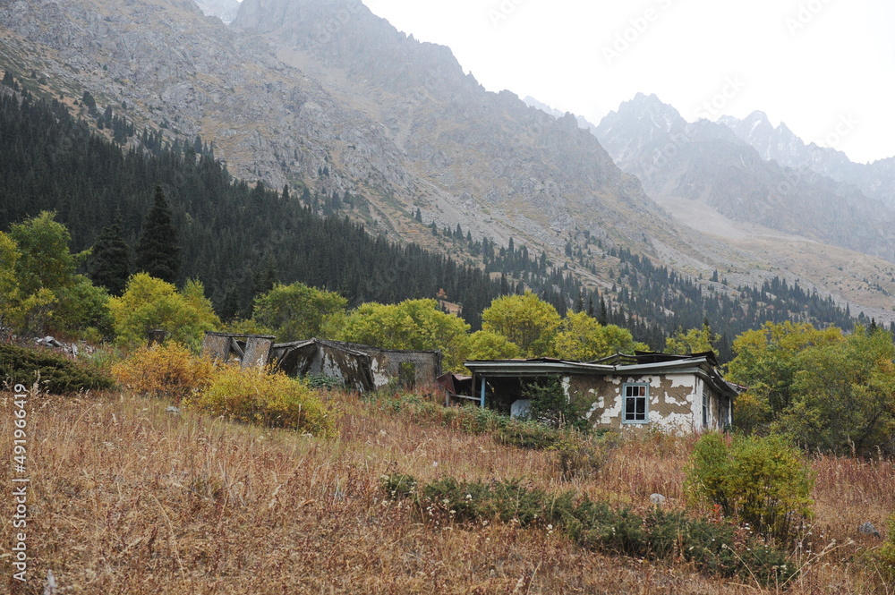 Obraz premium Almaty / Kazakhstan - 09.15.2014 : Old dilapidated buildings made of wood for lost tourists in the mountains and a temporary base for mountaineers-rescuers.