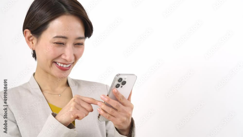 携帯をスクロールする日本人女性 携帯をスクロールする日本人女性
