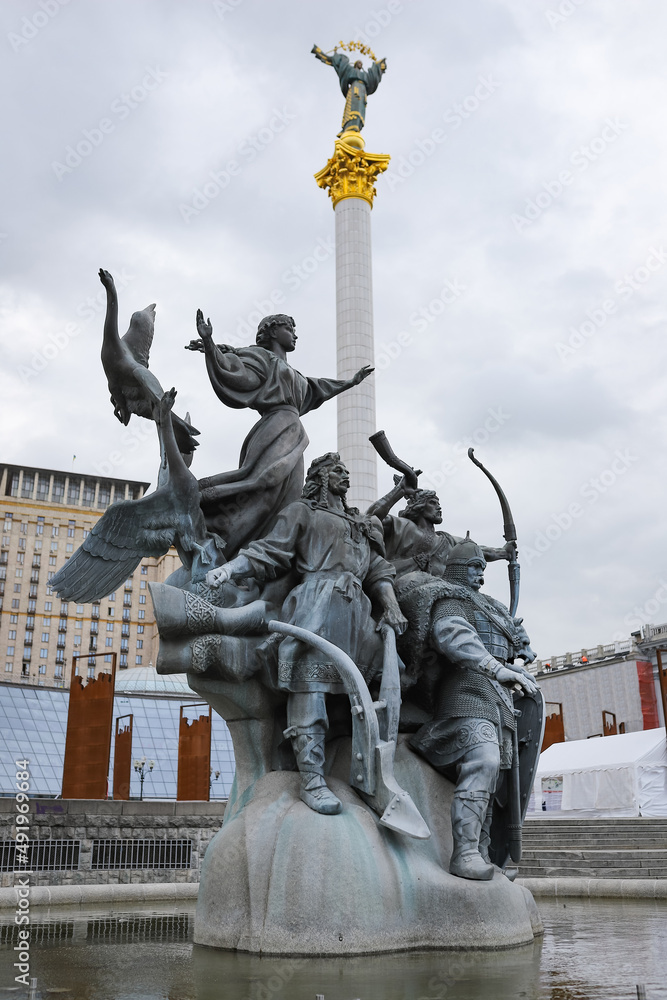 Fototapeta premium Founders of Kiev Fountain Monument in Maidan Nezalezhnosti in Kiev, Ukraine