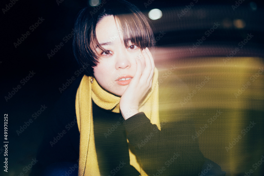 Fototapeta premium 黄色いマフラーの女性