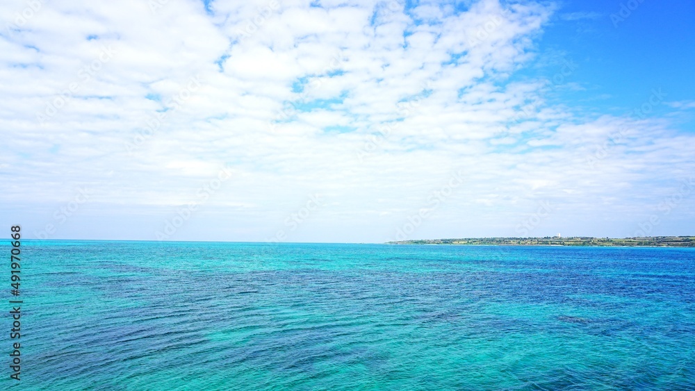 Obraz premium blue sky and sea in miyakojima city 