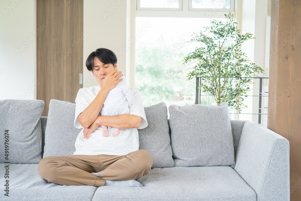 赤ちゃんの面倒を見る男性(考える)
赤ちゃんの面倒を見る男性(考える)