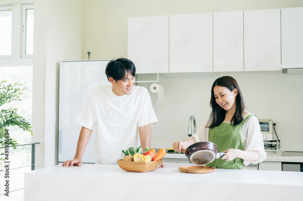 家事を手伝う男性と女性(料理)
家事を手伝う男性と女性(料理)