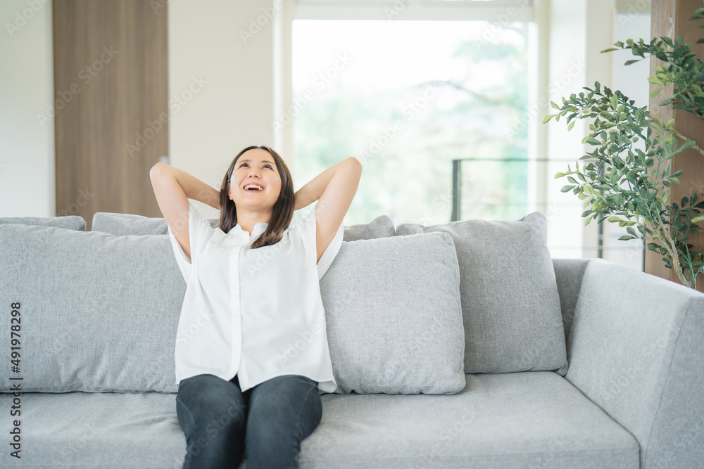 部屋でリラックスする女性
部屋でリラックスする女性