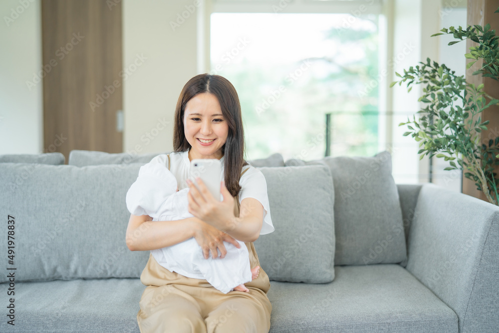 赤ちゃんと写真を撮る女性
赤ちゃんと写真を撮る女性