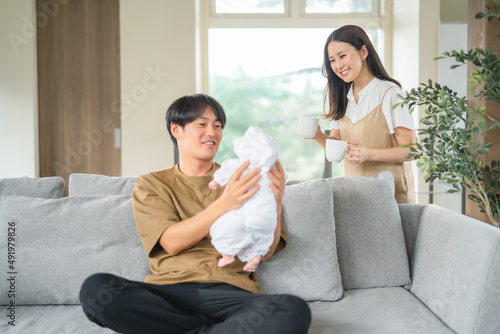 赤ちゃんを世話する男性と女性 